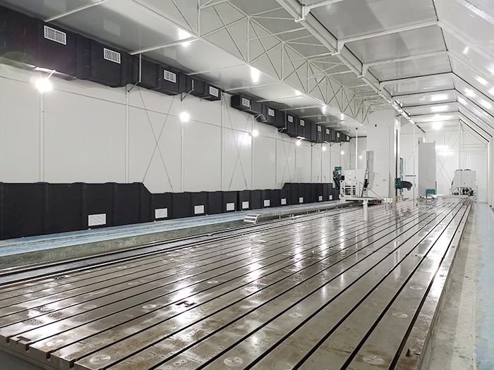 五轴镗铣加工中心：加工范围30m*4m*1.6m，定位精度8μm，重复定位精度5μm